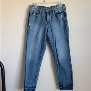 Very cute boyfriend jeans, slightly worn!